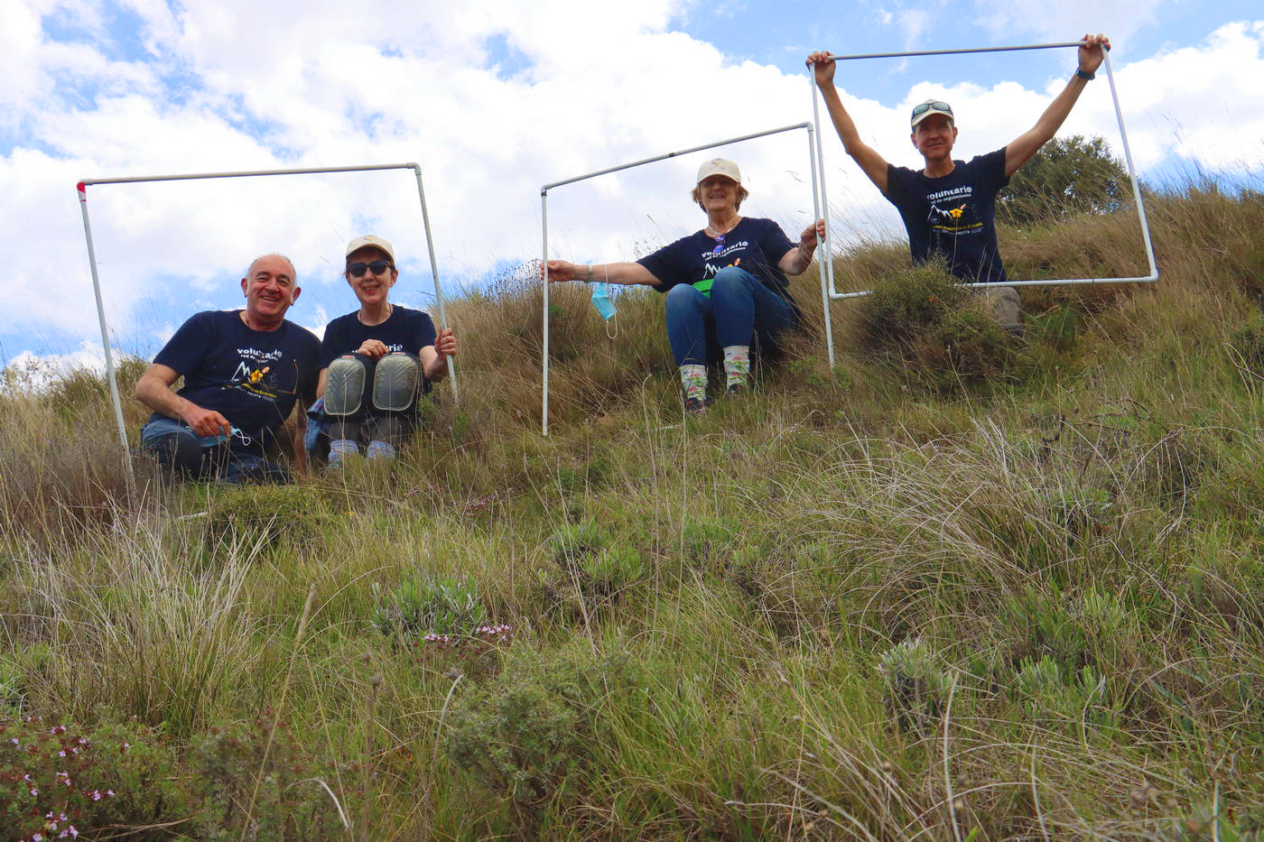 Imagen de voluntarios y voluntarias del proyecto Adopta una planta, del IPE-CSIC