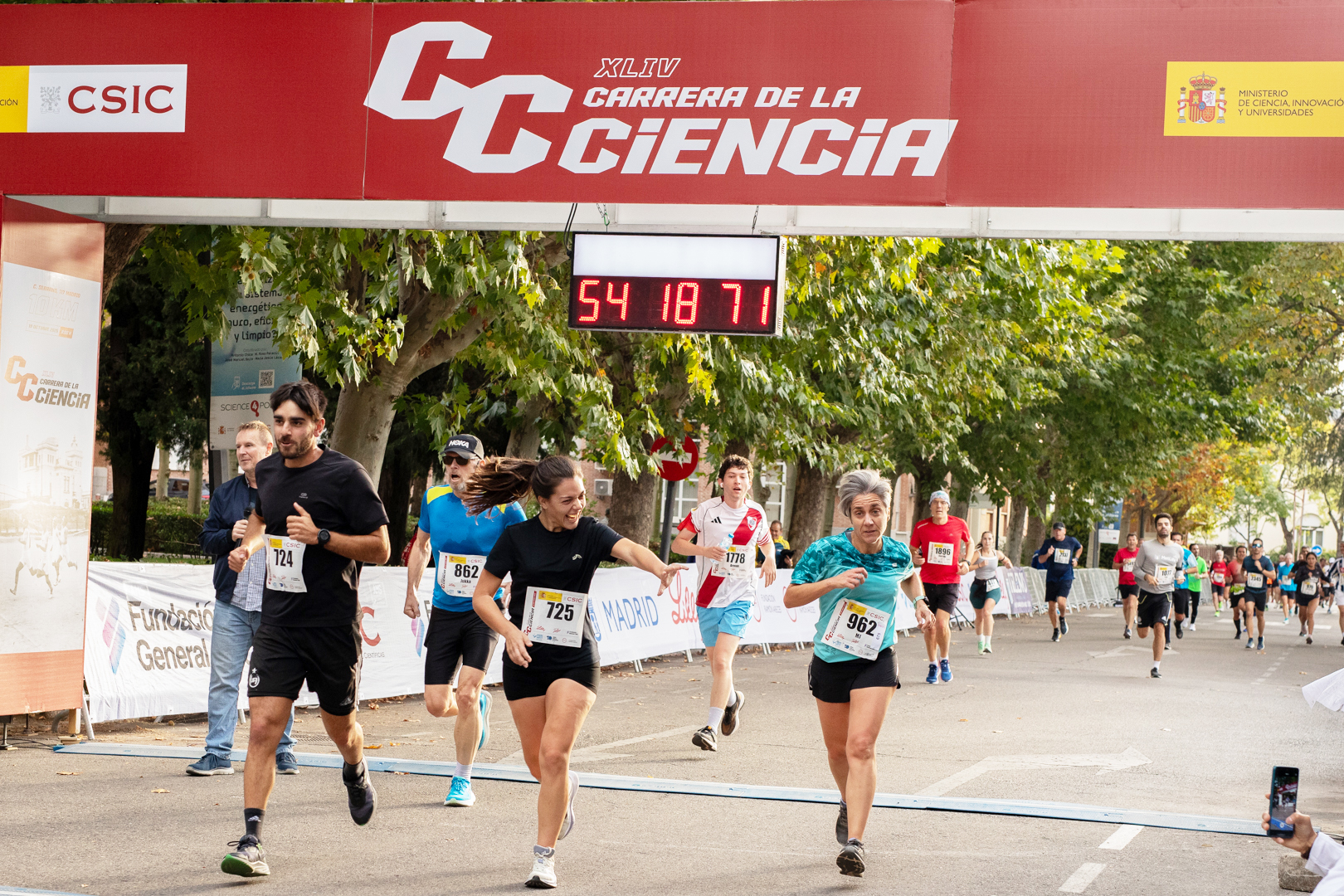 Imagen de corredoras y corredores en una edición anterior de la Carrera de la Ciencia