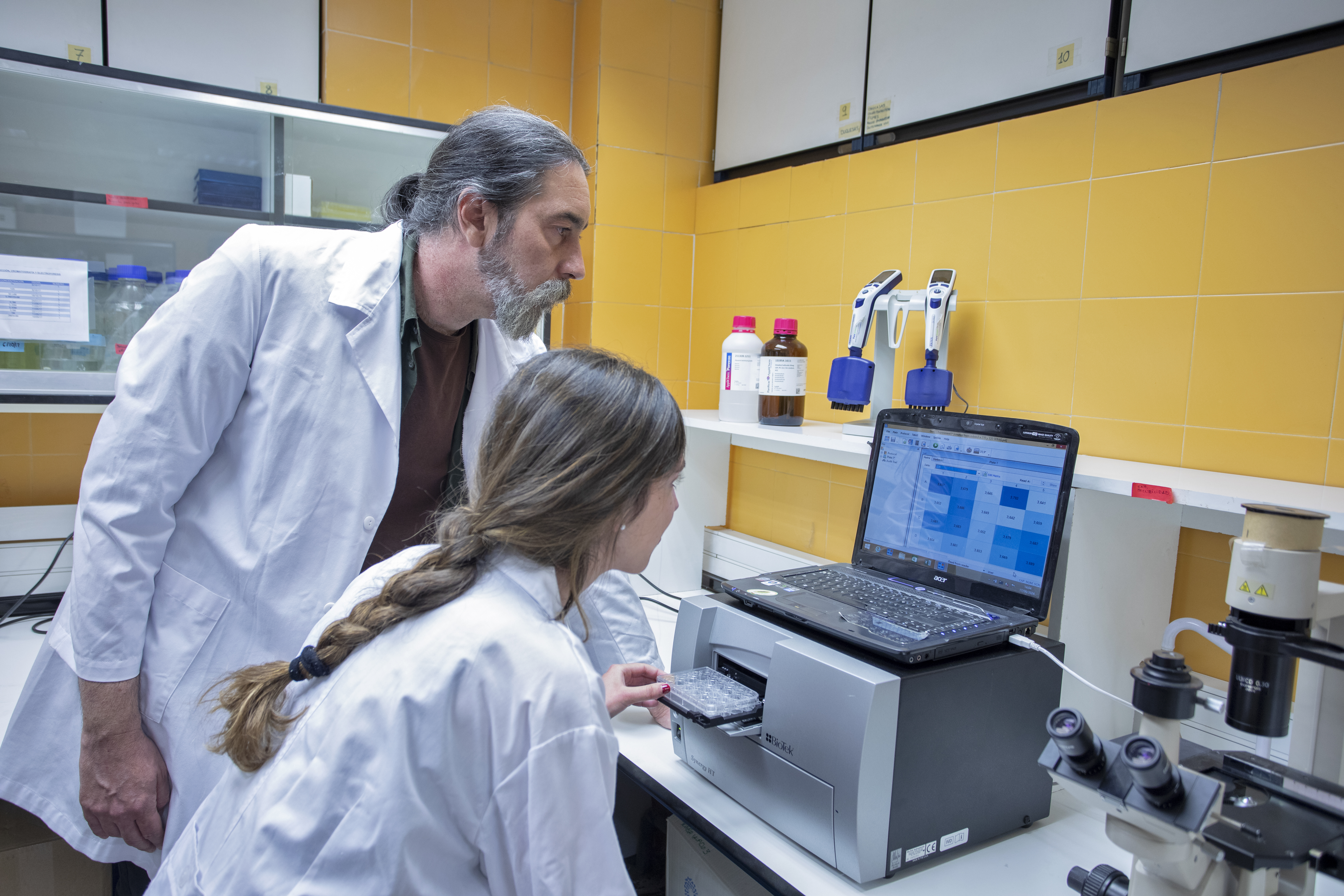 Enrique Martínez Campos, en su laboratorio del ICTP