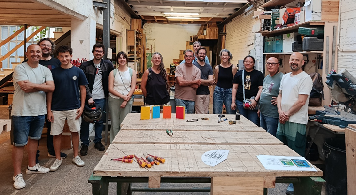 Taller de construcción de dispositivos LightSound con personas voluntarias, celebrado en mayo en TransfoLab BCN/ ICE-CSIC